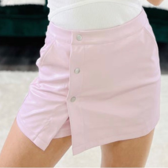 ⭐️ NWT -Entro - Pale Pink Faux Leather Skort - Womans size small - Picture 2 of 3
